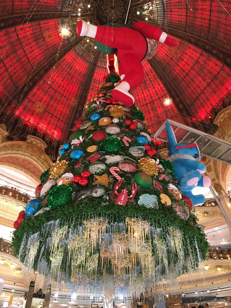 Where to See the Prettiest Christmas Decorations in Paris