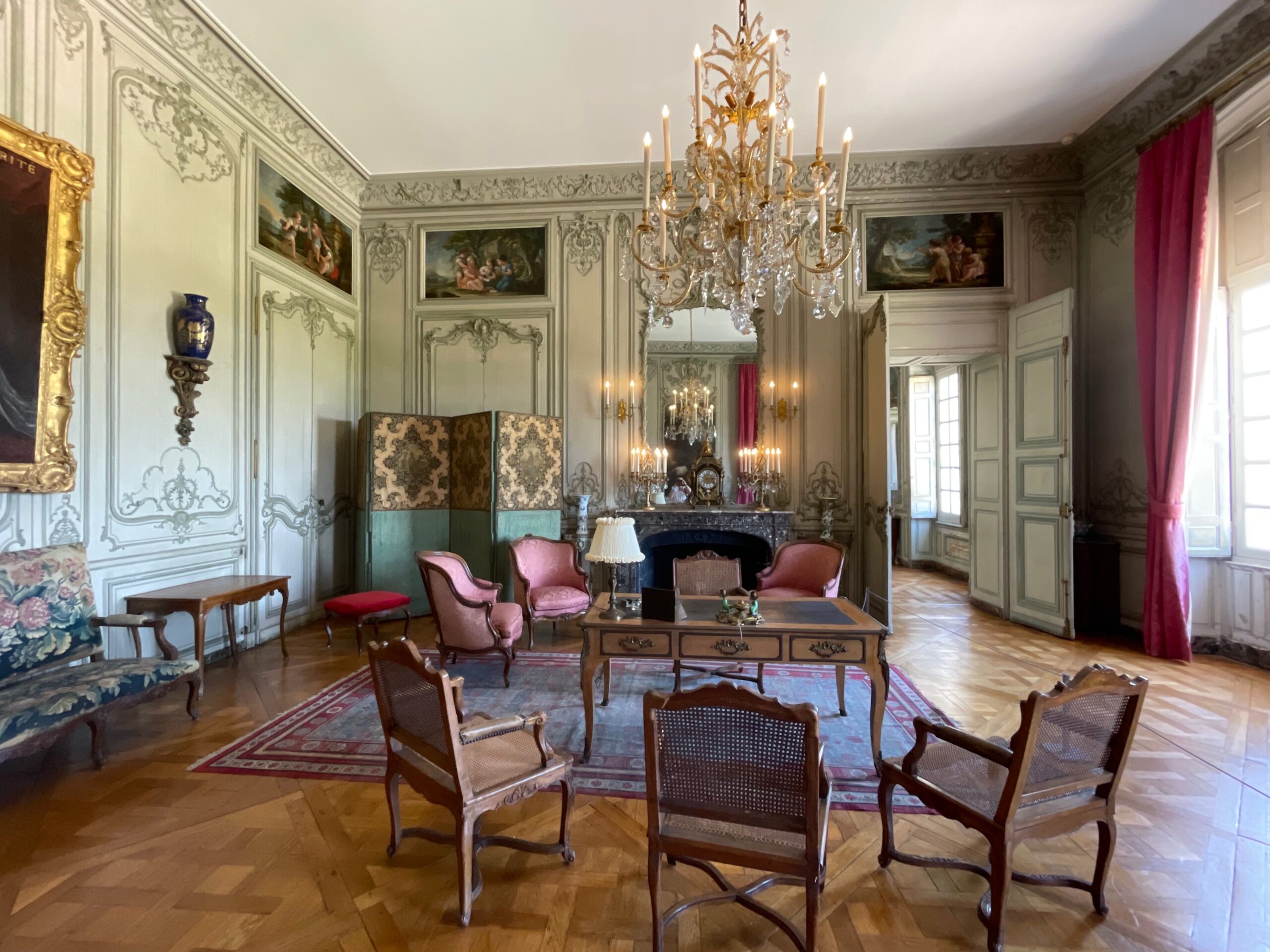 Château de Champs-sur-Marne – is it worth a visit?  Half a day trip to the charming neoclassical castle near Paris.